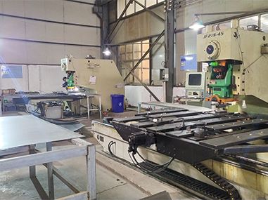 自主研發(fā)重型沖壓設(shè)備。